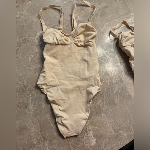 SEAMLESS SCULPT THONG BODYSUIT - Picture 3 of 11